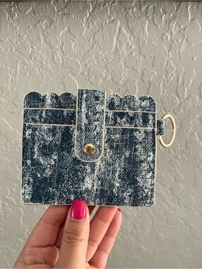 Scalloped Edge Key Ring Cardholder Wallet in Distressed Denim Look